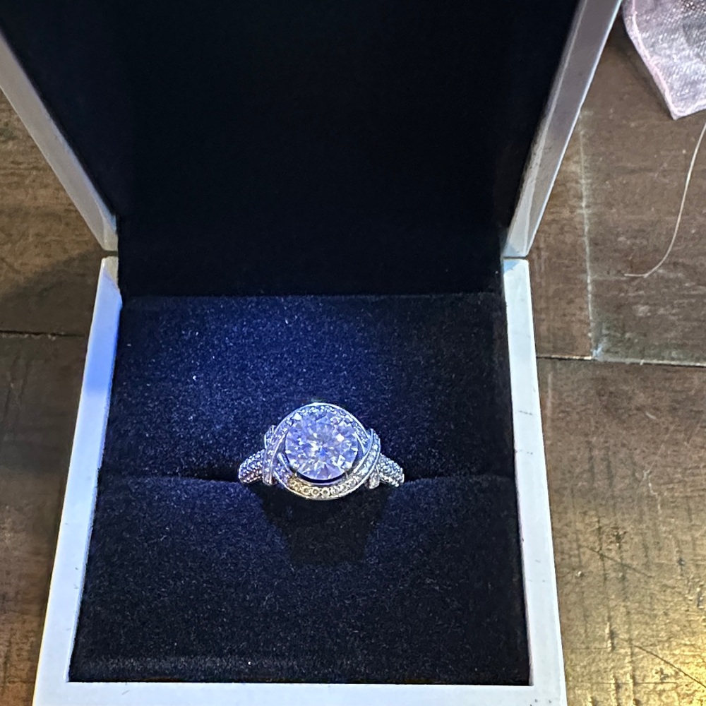 Stunning 2ct Elegant Silver Ring set in 925 silver. Size 7